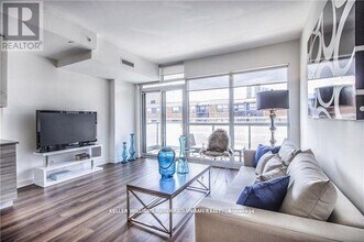 210 Simcoe St in Toronto, ON - Building Photo - Building Photo