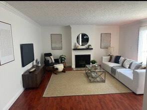 1440 Hi Point St, Unit 202 in Los Angeles, CA - Building Photo - Building Photo