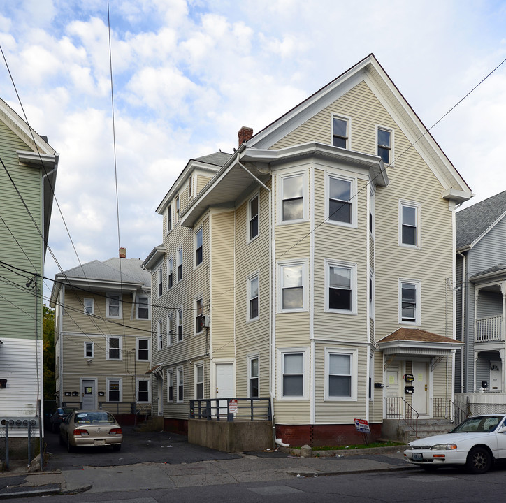 124-128 Illinois St in Central Falls, RI - Foto de edificio