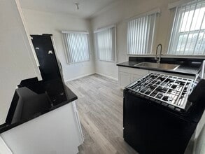 4915 San Vicente Blvd, Unit LARGE UPPER ONE BD DUPLEX in Los Angeles, CA - Building Photo - Building Photo