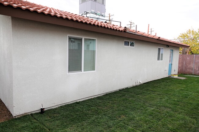 221 E Moneta Ave in Bakersfield, CA - Building Photo - Building Photo