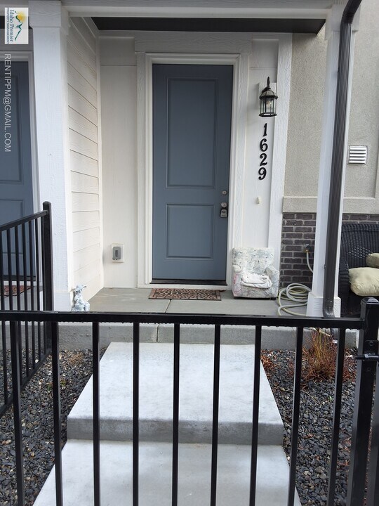 1629 N Mumbarto Ln in Boise, ID - Building Photo