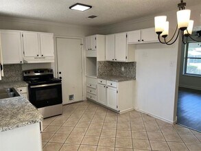 1113 Chester St in Cleburne, TX - Building Photo - Building Photo