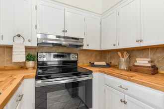 2132 Coronet Dr in Largo, FL - Building Photo - Building Photo