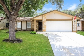 2343 Field Wood in San Antonio, TX - Foto de edificio - Building Photo