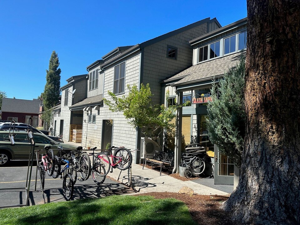 413 W Hood Ave-Unit -QBW Res 479 in Sisters, OR - Foto de edificio