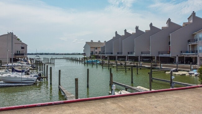 3663 E NASA Pkwy in Seabrook, TX - Building Photo - Building Photo