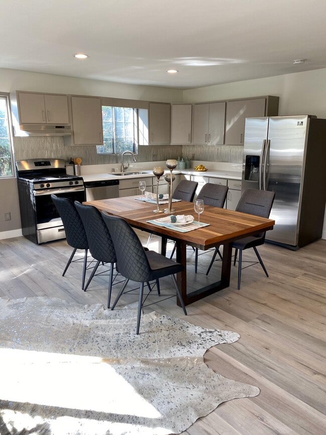 1585 W 35th Pl in Los Angeles, CA - Building Photo - Building Photo