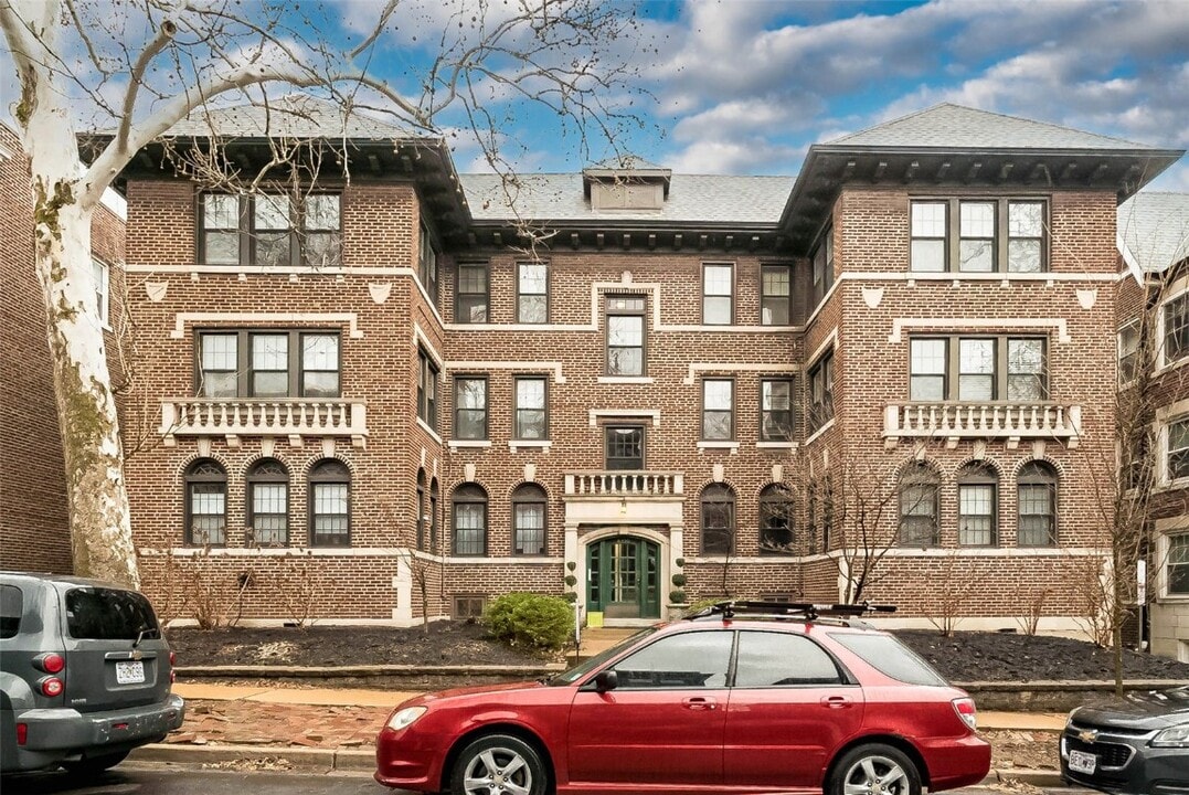 6330 S Rosebury Ave in Clayton, MO - Building Photo