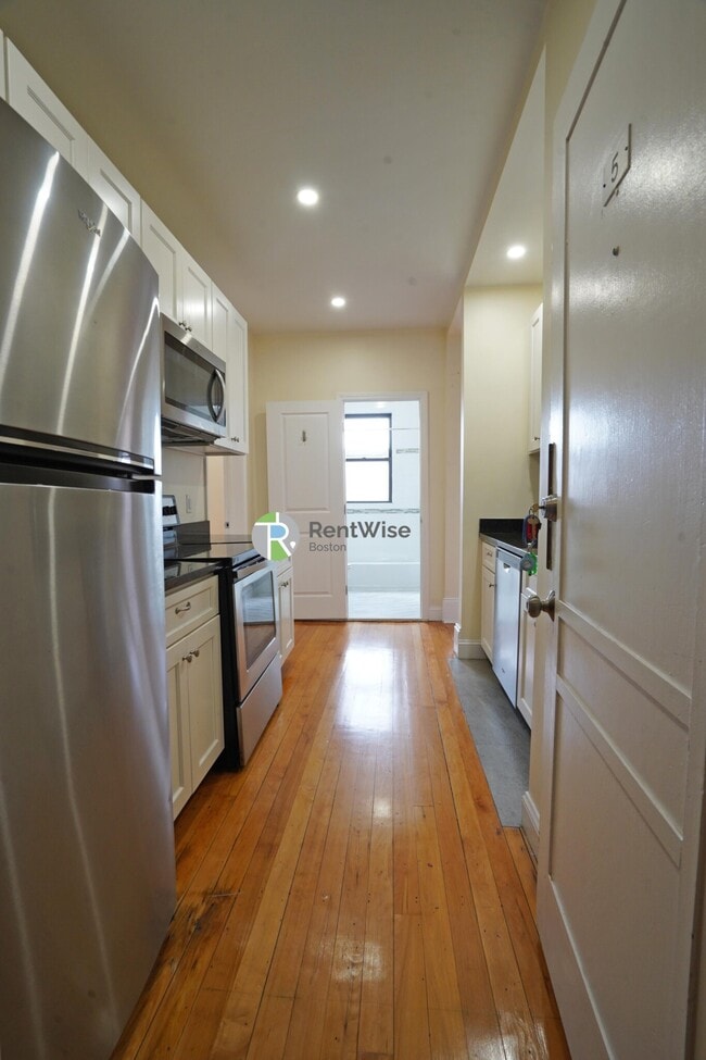 1218 Commonwealth Ave, Unit 5 in Boston, MA - Building Photo - Building Photo