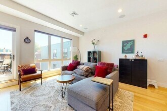 488 Dorchester Ave, Unit 4H in Boston, MA - Building Photo - Building Photo