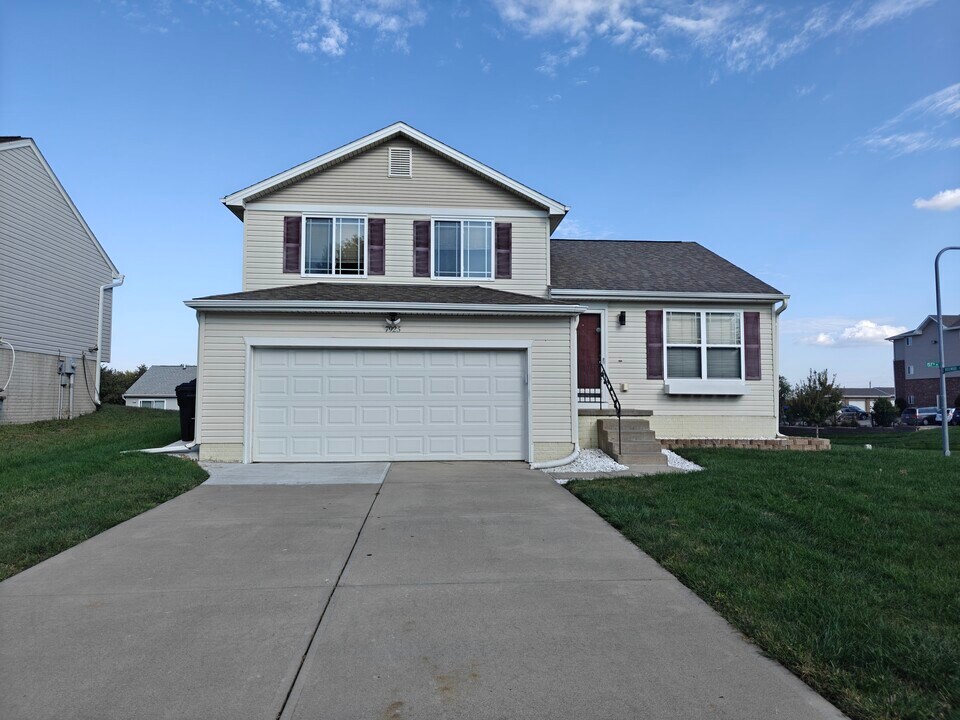 7925 S 157th St in Omaha, NE - Foto de edificio