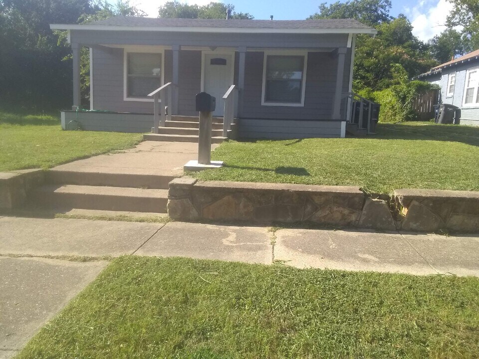 1031 Elmwood Ave in Fort Worth, TX - Building Photo