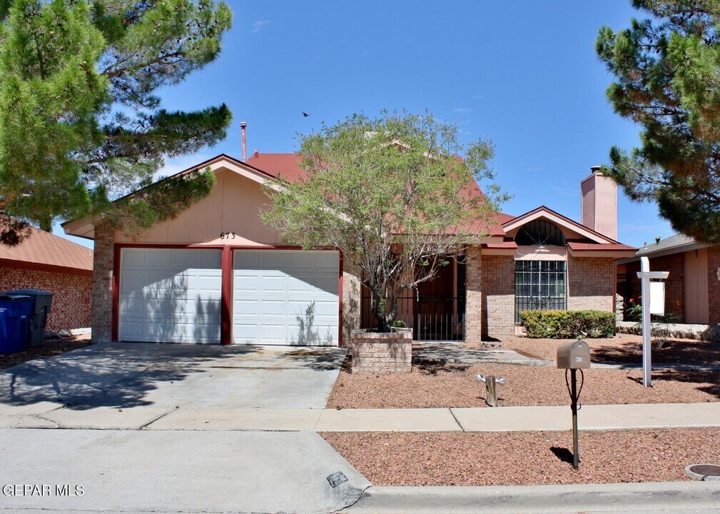 673 Bristol Dr in El Paso, TX - Building Photo
