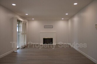 6940 McQuillan Cir in Sacramento, CA - Building Photo - Building Photo