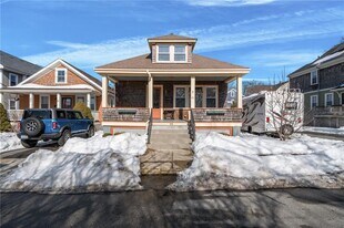 25 Peckham Ave in Newport, RI - Building Photo