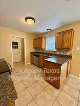 1208 Lindsey Ln in Cleburne, TX - Building Photo - Building Photo