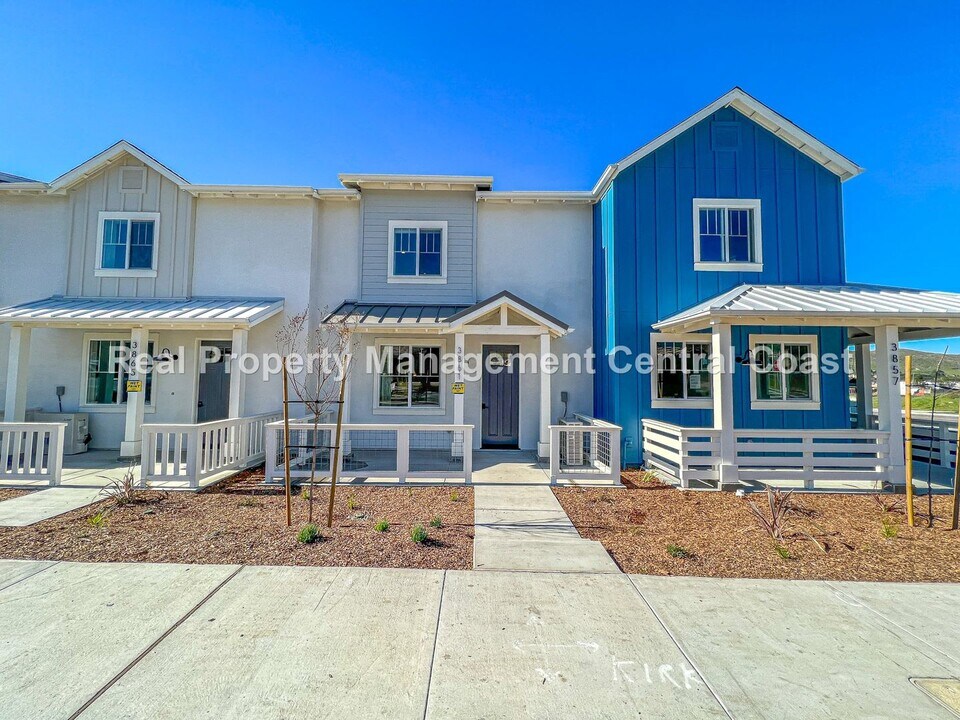 3861 Hayfield Loop in San Luis Obispo, CA - Foto de edificio