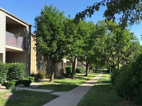 Sunnymede Apartments - Troy, MI in Troy, MI - Foto de edificio - Building Photo