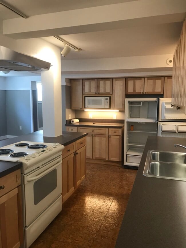 313 E Davenport St, Unit 313