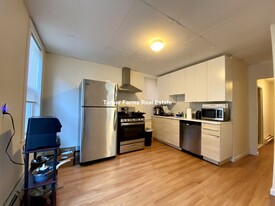 1558 Tremont St, Unit 1 Apartamentos