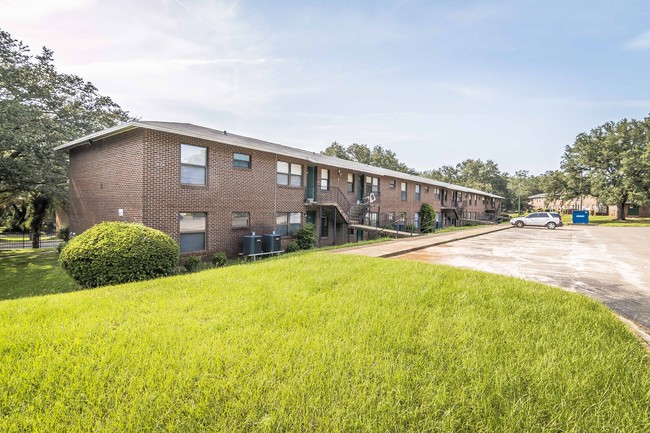 Holton Apartments in Tallahassee, FL - Foto de edificio - Building Photo