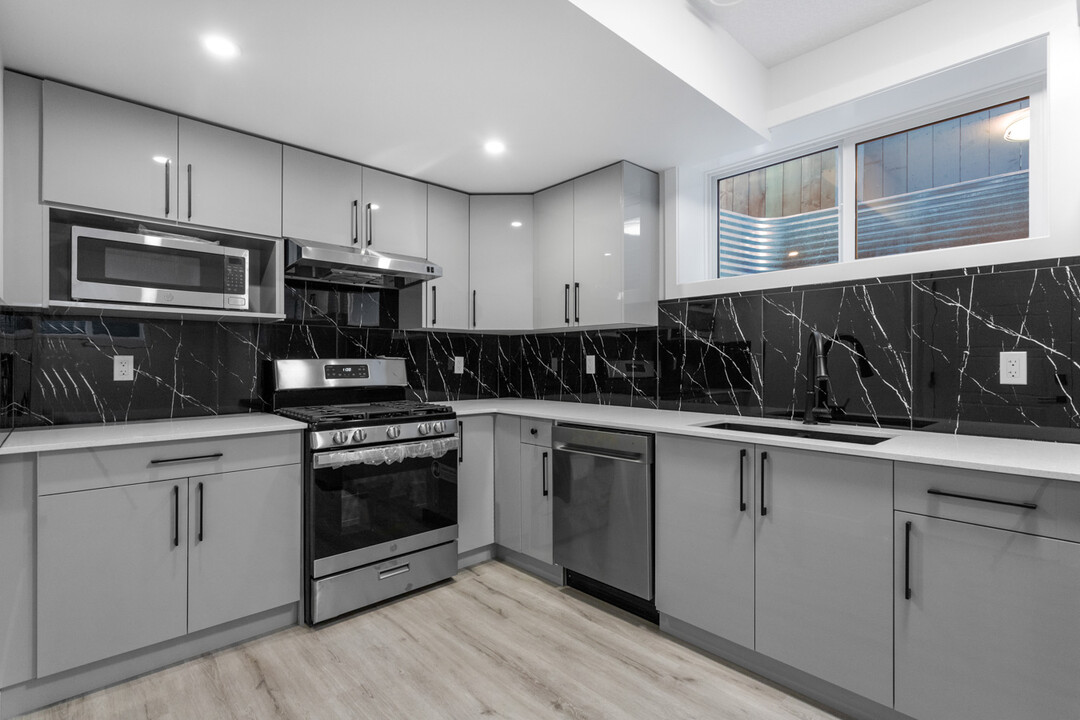 4219 Veterans Way NW in Edmonton, AB - Building Photo