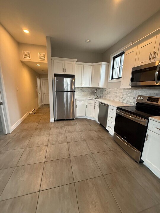 201 Higbie Ln in West Islip, NY - Building Photo