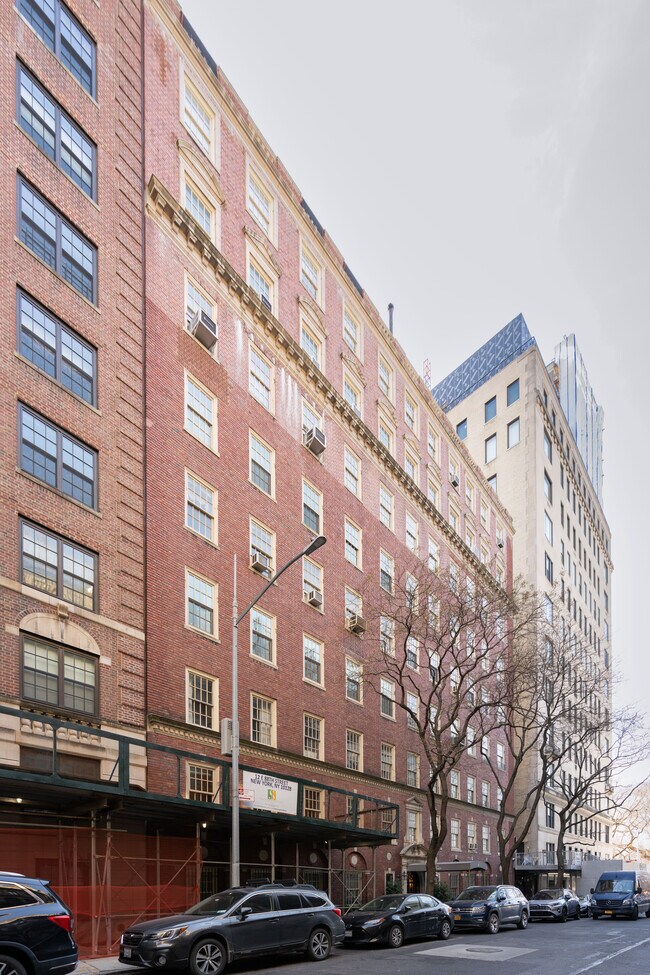 Co-op in New York, NY - Foto de edificio - Building Photo