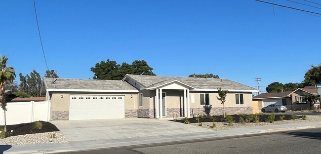 417 E 3rd St in San Jacinto, CA - Foto de edificio - Building Photo