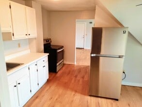8 Mulberry St, Unit 2 in Claremont, NH - Building Photo - Building Photo