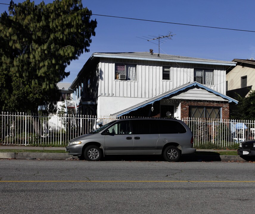 6853 Fulton Ave in North Hollywood, CA - Foto de edificio