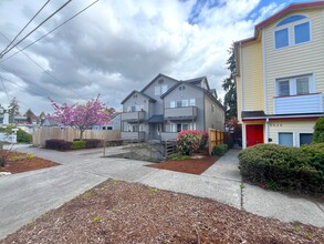 Nesbit Apartments in Seattle, WA - Building Photo - Building Photo