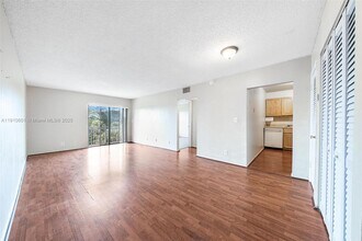 405 S Pine Island Rd in Plantation, FL - Building Photo - Building Photo