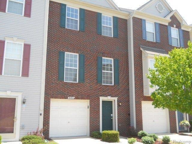 36366 Dominion Cir in Sterling Heights, MI - Foto de edificio
