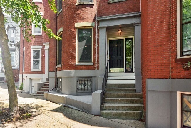 385 Meridian St, Unit #1 in Boston, MA - Foto de edificio - Building Photo