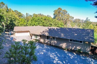 25 Warmwood Way in Hillsborough, CA - Building Photo - Building Photo