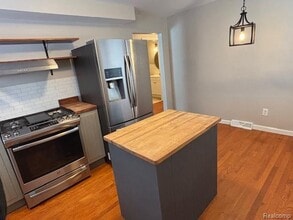 2850 Oldsmobile Ave in Waterford Township, MI - Building Photo - Building Photo