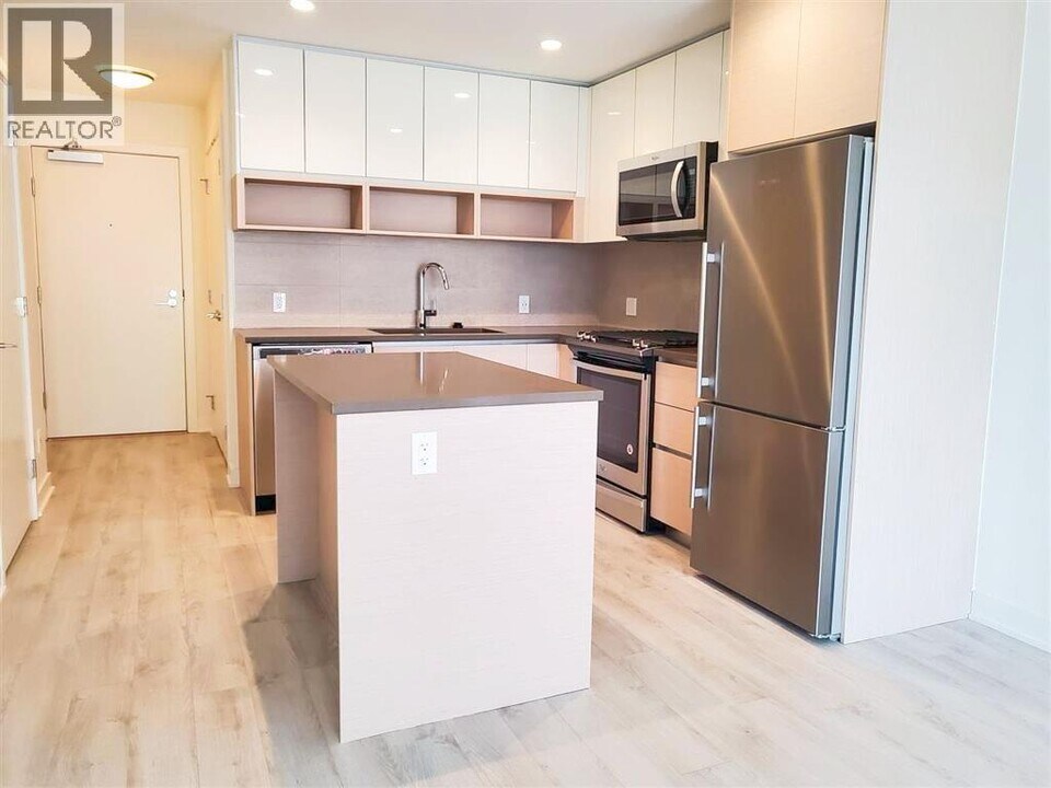 8850 University Crescent in Burnaby, BC - Building Photo