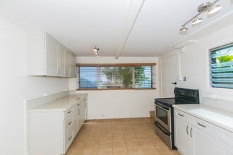47-240-240 Iuiu St in Kaneohe, HI - Building Photo - Building Photo