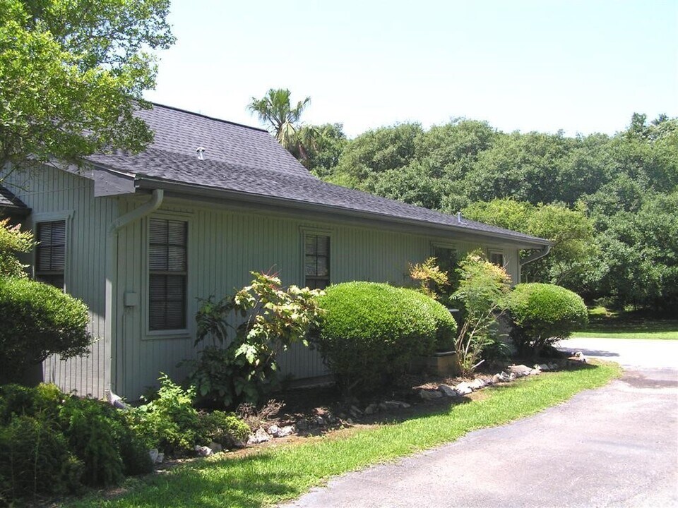 7102 Pearson Rd in Santa Fe, TX - Building Photo