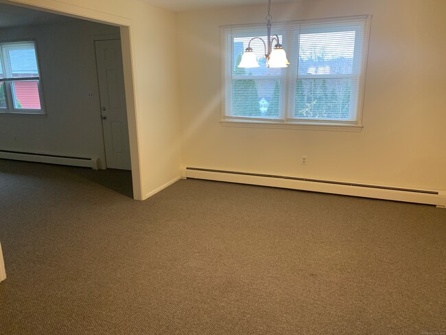 21 Elm Hill Dr in Wallingford, CT - Foto de edificio - Building Photo
