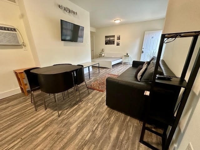 735 W 10th St, Unit A in Dallas, TX - Building Photo - Building Photo