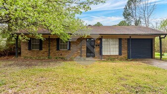 2403 Broadview Ave in Conway, AR - Building Photo