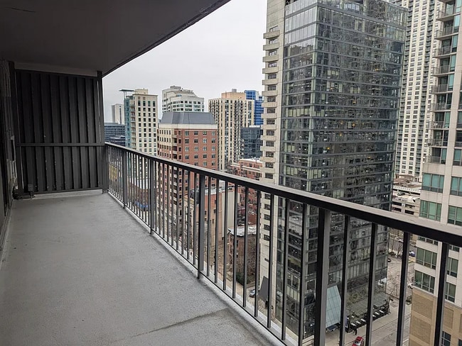 10 E Ontario St in Chicago, IL - Building Photo - Building Photo