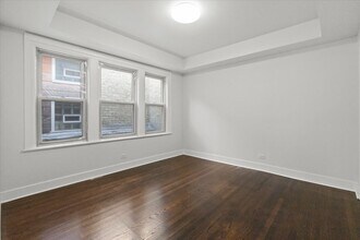5742 N Milwaukee Ave in Chicago, IL - Building Photo - Building Photo