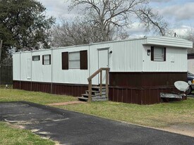 1718 W Dumble St in Alvin, TX - Building Photo