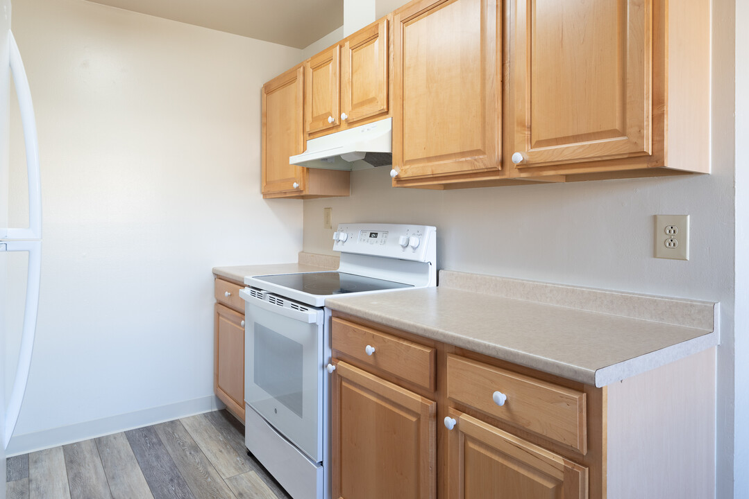 Parklane Apartments - KK01 - 109 in South San Francisco, CA - Building Photo