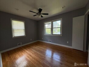 869 Gates Ave in Piscataway, NJ - Foto de edificio - Building Photo