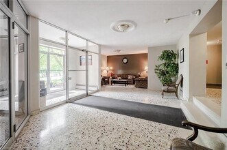 Lakeside Apartments in Oakville, ON - Building Photo - Building Photo